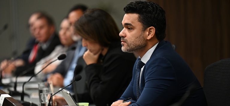 Foto do diretor da ANTT Felipe Queiroz falando na audiência pública
