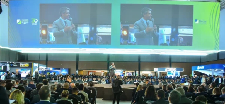 Imagem da abertura da Bienal ABCR