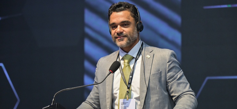 Foto com o diretor da ANTT, Felipe Queiroz, palestrando no evento