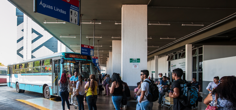 Passageiros do entorno aguardam em fila para entrar em ônibus na rodoviária