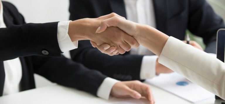 Foto mostrando aperto de mãos