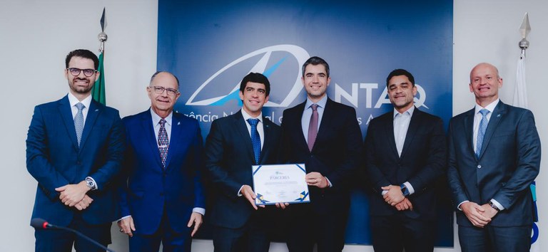 Foto com os diretores da ANTT e ANTAQ na assinatura da cooperação