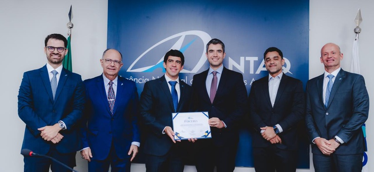 Foto com os diretores da ANTT e ANTAQ na assinatura da cooperação