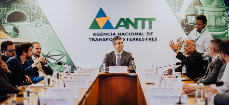 Representantes da ANTT e da ANUT debatem temas em plenária