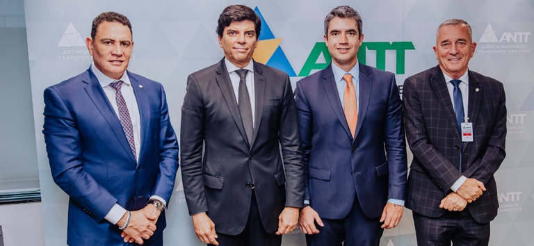 Foto mostrando diretor-geral e parlamentares da CVT