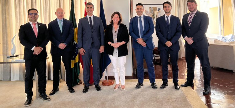 Foto mostrando diretoria da ANTT e embaixadora da Espanha