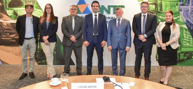 Foto do diretor da ANTT, Lucas Asfor, ao lado do vice-diretor da RZD, Sergey Pavlov, da delegação da Russian Railways (RZD), e do superintendente de Transportes Ferroviários da ANTT, SUFER, Fernando Feitosa.