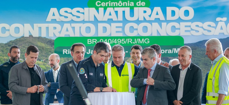 Foto mostrando diretor-geral da ANTT assinando o contrato