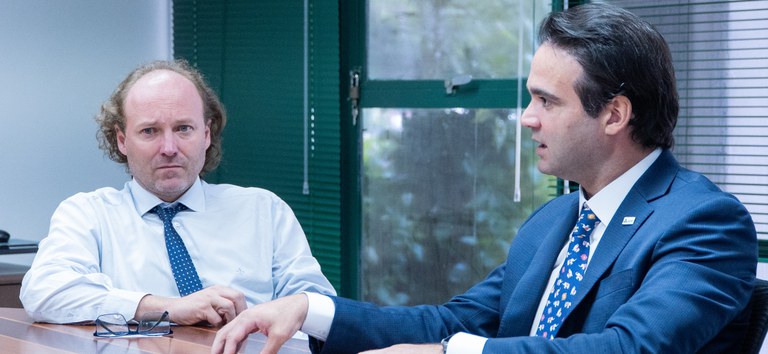 Foto mostrando presidente do Ibama e diretor da ANTT