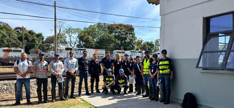 IMAGEM DOS AGENTES DA ANTT REALIZANDO TESTES DE CAMPO NA FERROVIA COM TRENS ATRÁS