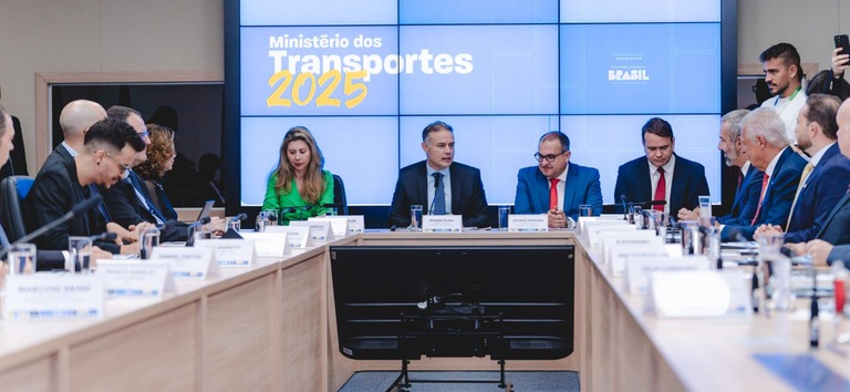 Foto mostrando ministro dos transportes, Renan Filho, diretores da ANTT e outras autoridades no evento
