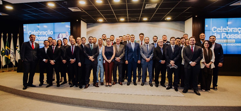 Novos servidores da Agência Nacional de Transportes Terrestres em cerimônia de posse junto com representantes da diretoria da ANTT.