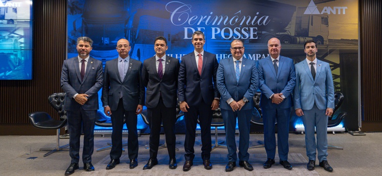 Foto oficial com os novos diretores da ANTT em cerimônia de posse