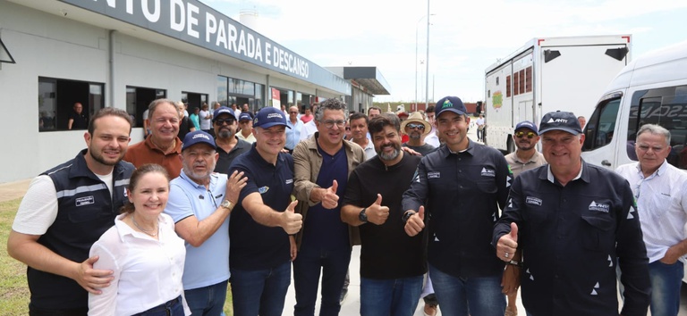 Foto mostrando comitiva do Ministério dos Transportes, ANTT e motoristas de caminhão no PPD