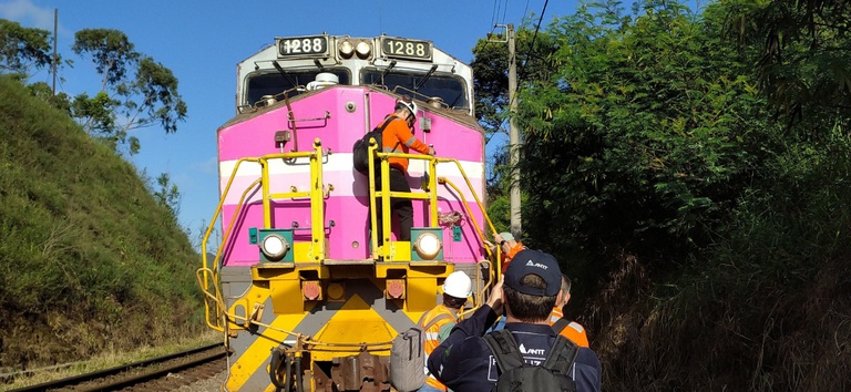 Fiscal acompanha servidores em inspeção em ferrovia