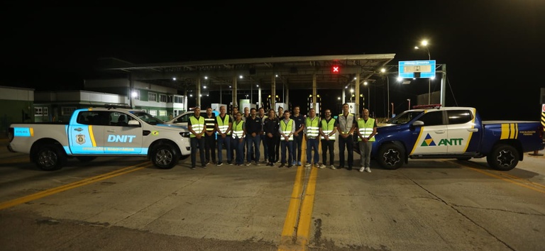 Foto da equipe da ANTT passando o trecho para o time do DNIT