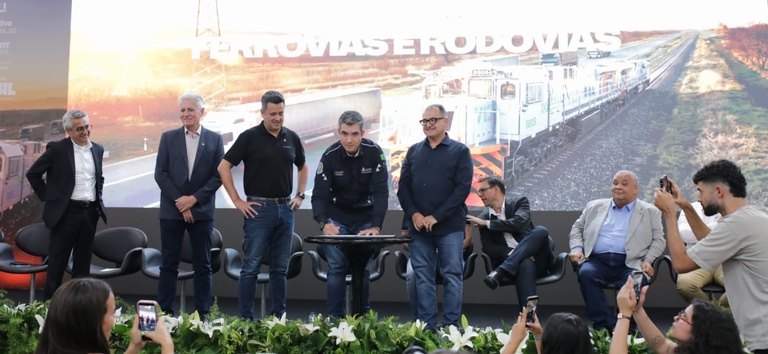 Foto mostrando diretor-geral da ANTT assinando termo aditivo com a Minas SP Fernão Dias