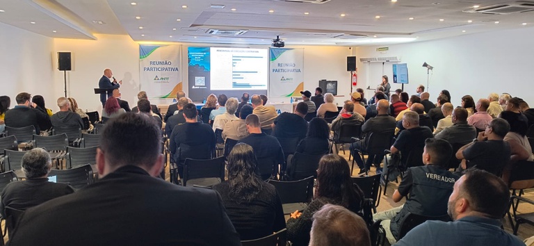 Foto mostrando auditório lotado na reunião participativa