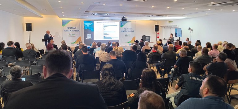 Foto mostrando auditório lotado na reunião participativa