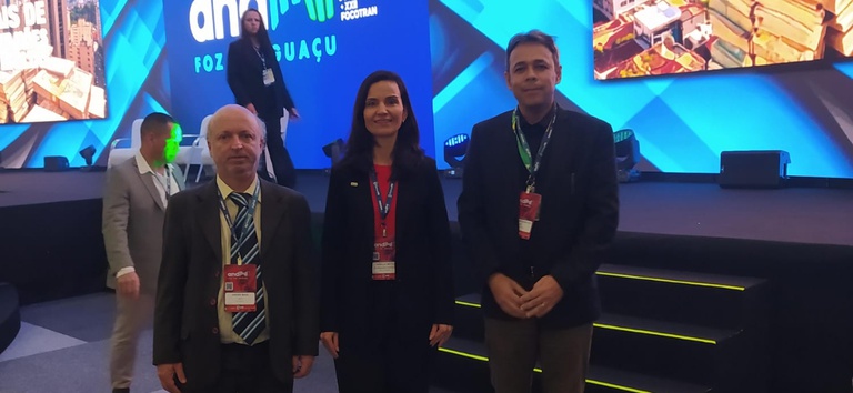 Foto mostrando delegação da ANTT reunida com outras autoridades no evento