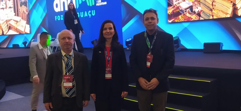 Foto mostrando delegação da ANTT reunida com outras autoridades no evento