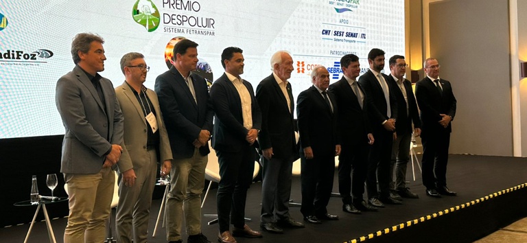 Foto oficial mostrando todas as autoridades participantes do evento
