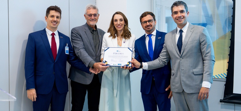 Foto com integrantes da ANTT, COMJOVEM e NTC&Logística com o certificado de parceria nas mãos