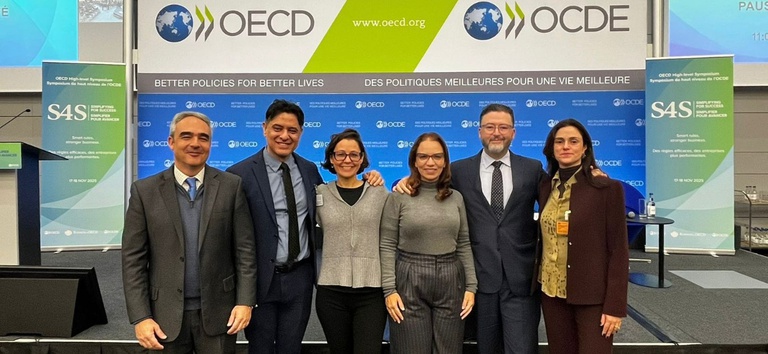 Foto mostrando delegação brasileira e representantes da ANTT na agenda da OCDE