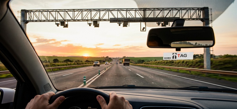 Foto mostrando carro e rodovia federal concedida