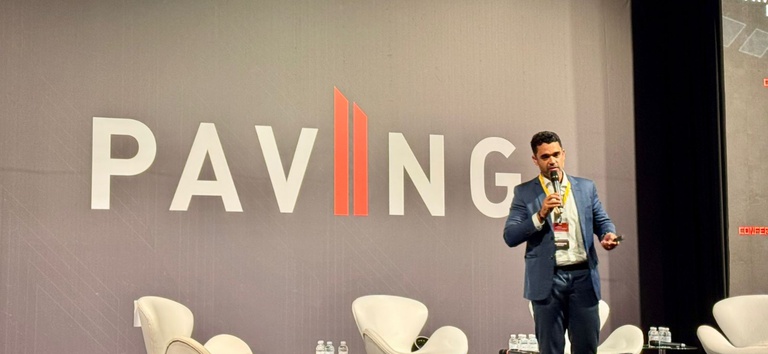 Foto mostrando o diretor-geral substituto da ANTT, Felipe Queiroz, palestrando na Paving Expo e Educavias 2025