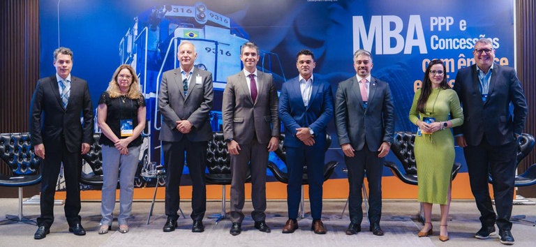Foto oficial com os membros da mesa de abertura no MBA