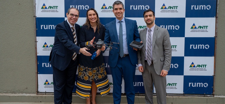 Foto mostrando autoridades da ANTT e da Rumo segurando caixa com drone profissional