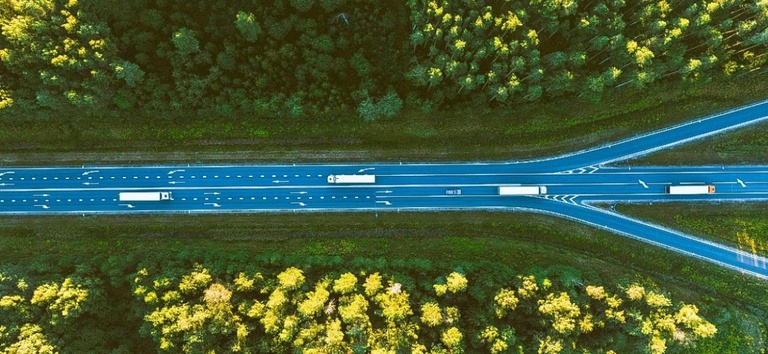 IMAGEM DE RODOVIAS COM FLORESTA AO LADO
