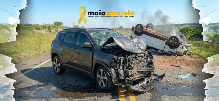 imagem de carros em colisão frontal