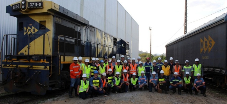 Foto com vários fiscais da ANTT em ação de campo em trecho ferroviário