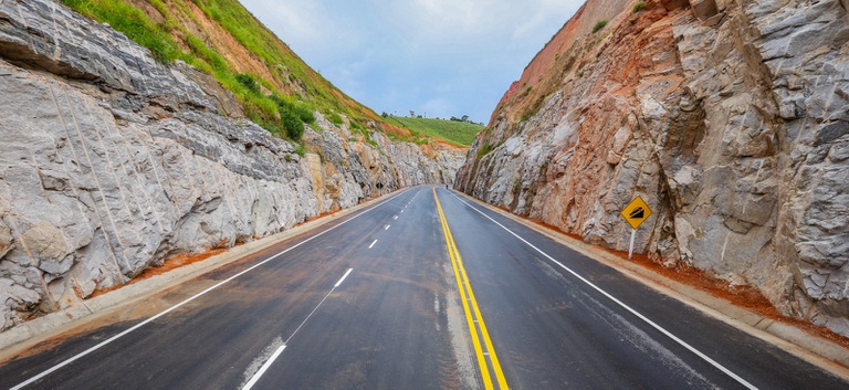 Imagem de estrada/rodovia brasileira