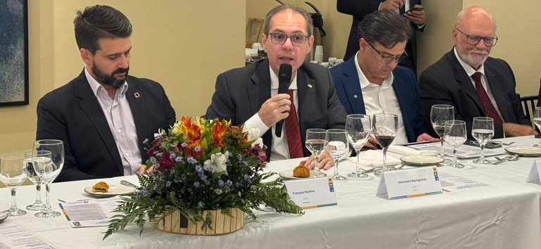 Foto mostrando diretor Alessandro com a frente parlamentar