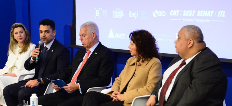 Foto mostrando mesa de abertura do Infratalks, com autoridades e o diretor da ANTT, Felipe Queiroz