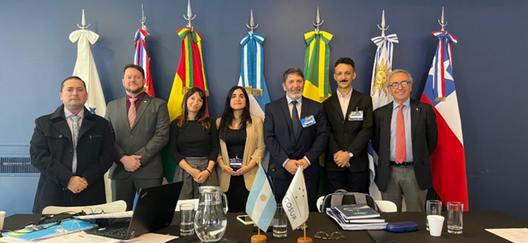 Foto com a delegação brasileira e o pessoal do SGT-5