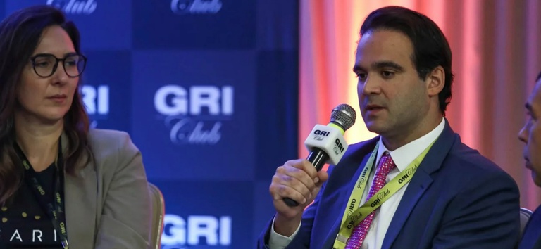 Diretor da ANTT, Lucas Asfor, falando na conferência