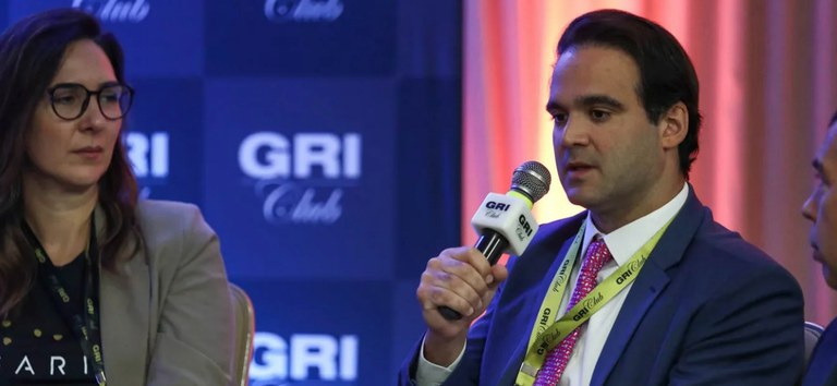 Diretor da ANTT, Lucas Asfor, falando na conferência