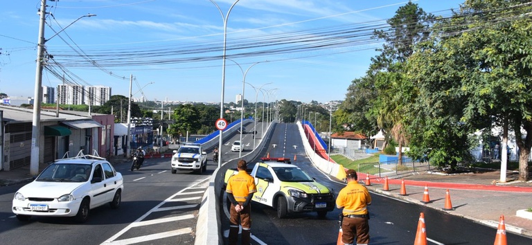 IMAGEM COM AGENTES DA ANTT EM UM VIADUTO COM CARROS PASSANDO