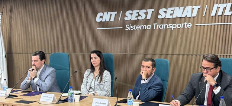 Foto mostrando representantes da Agência e CNT no evento