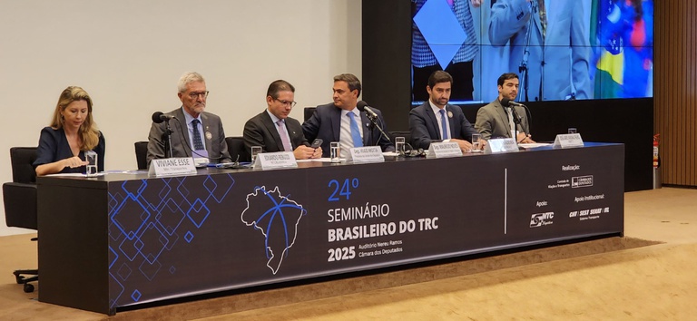 Foto mostrando membros na mesa de abertura durante o seminário na Câmara dos Deputados