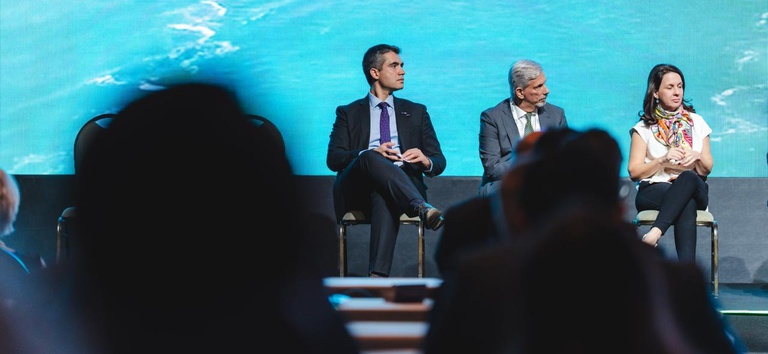 Foto mostrando o diretor-geral da ANTT, Guilherme Theo Sampaio, no palco do Brasil Export