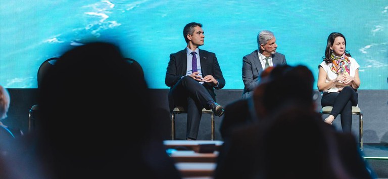 Foto mostrando o diretor-geral da ANTT, Guilherme Theo Sampaio, no palco do Brasil Export