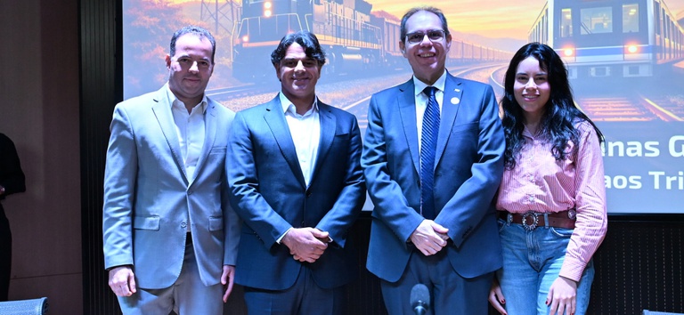 Foto mostrando diretor Alessandro ao lado de outras autoridades no evento da FIEMG