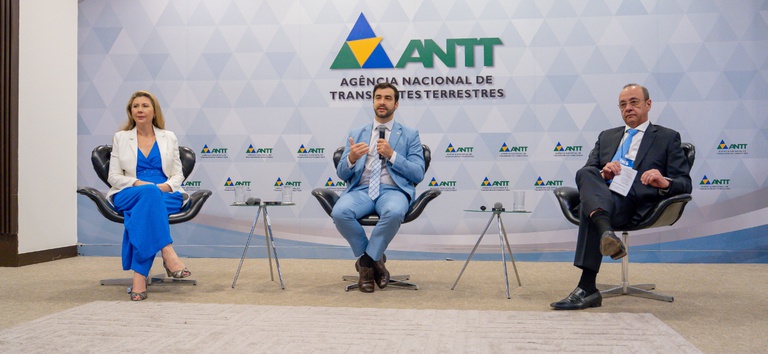 Foto mostrando os representantes na mesa de abertura