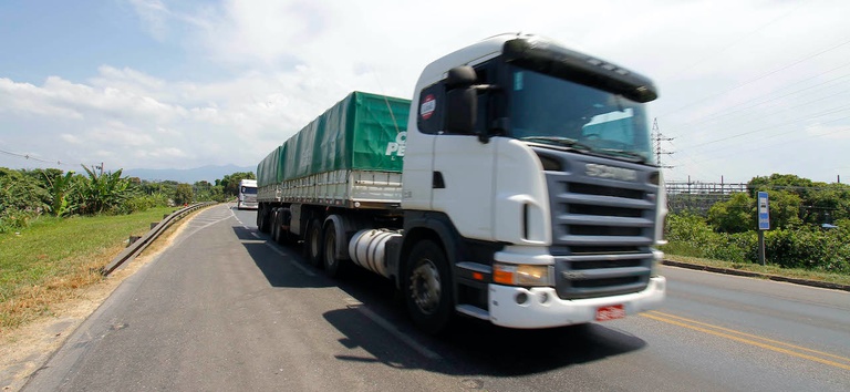 Foto mostrando caminhão de cargas trafegando em trecho concedido da ANTT