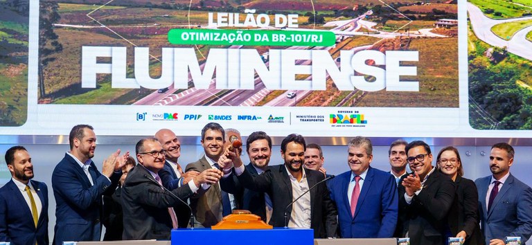 Foto com toda a equipe da ANTT, MT e Infra SA batendo martelo no leião da Arteris